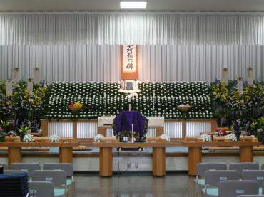 菊のみ花祭壇 完成の図 花屋ブログ 島根県益田市の花屋 花一にフラワーギフトはお任せください 当店は 安心と信頼の花キューピット加盟店です 花キューピットタウン