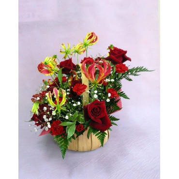 バラとグロリオサの情熱的赤系アレンジメント