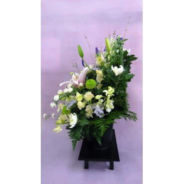 季節の枝物とオリエンタル系ユリ入りお供えアレンジメント