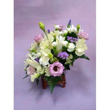 菊が少なめのお供えアレンジメント