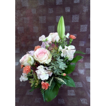 オリエンタルユリとバラのアレンジメント