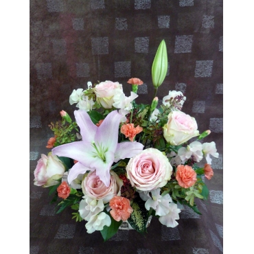 オリエンタルユリとバラのアレンジメント